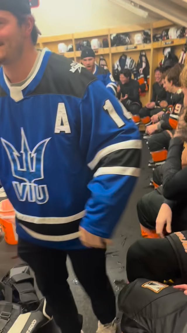 @viuhockey getting the boys fired up🔥

#BleedOrange